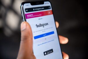 Από 1η Ιανουαρίου το όριο των 15 ετών στα social media